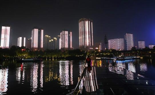 两岸师生共同体验穿紫河夜色.jpg